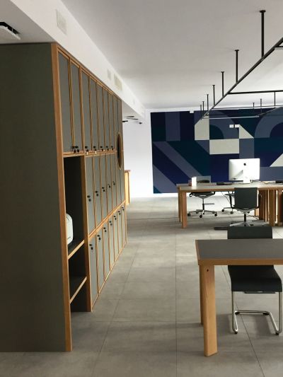 Arredamento ufficio open space in laminato Fenix e rovere